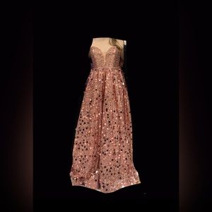 Beautiful size 10 rose gold homecoming dress. Unique with big sequins. Strapless